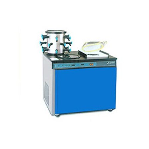 Freeze dryer with concentrator