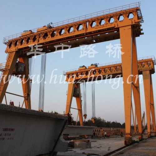 Gantry crane with electric hoist